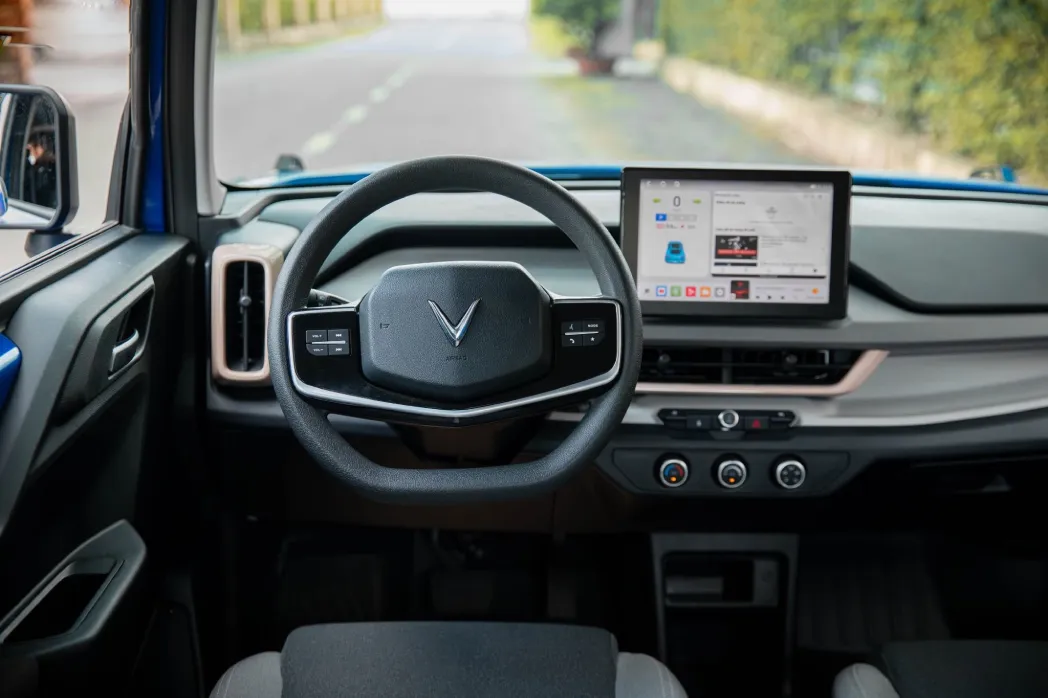 vô lăng và màn hình VF3